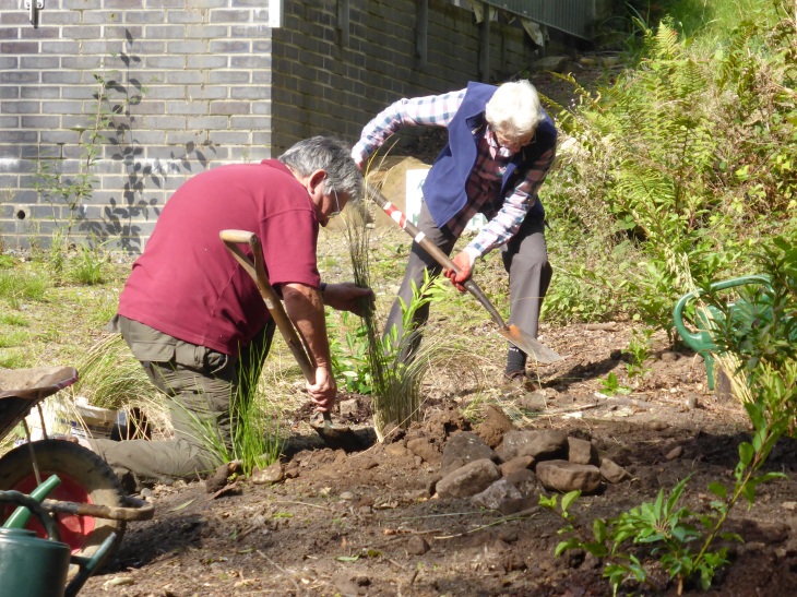 Volunteer Woodland Gardeners Ray and Janet. Photo by Christine Clarke (Sept 2014)